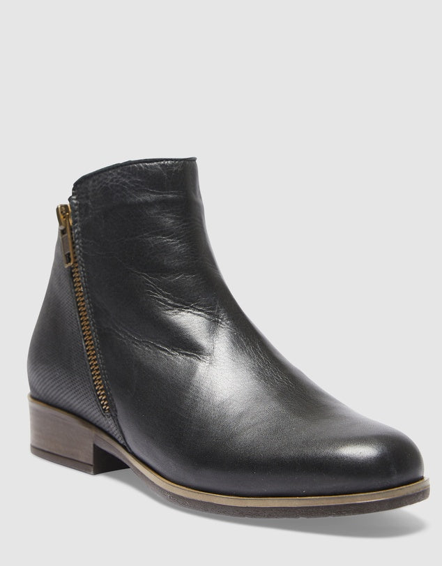 Alternative Black Boots. Leather upper and lining with a round toe profile