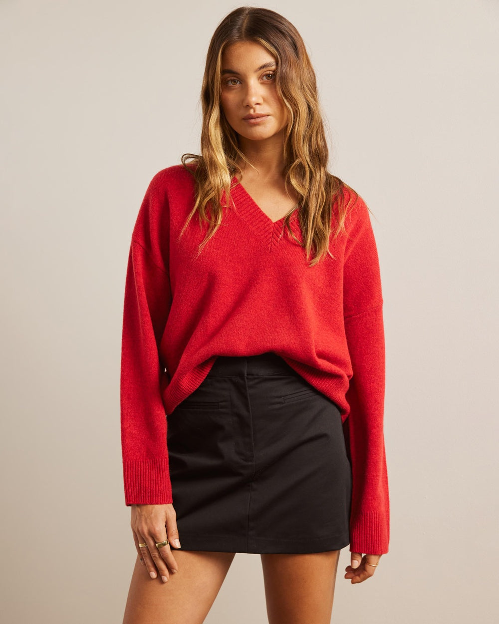 A relaxed wool jumper to add a pop of colour to your winter wardrobe. Style with the denim skirt from this preview or your favourite pair of jeans. Finish the look with your new flats or a pair of white sneakers